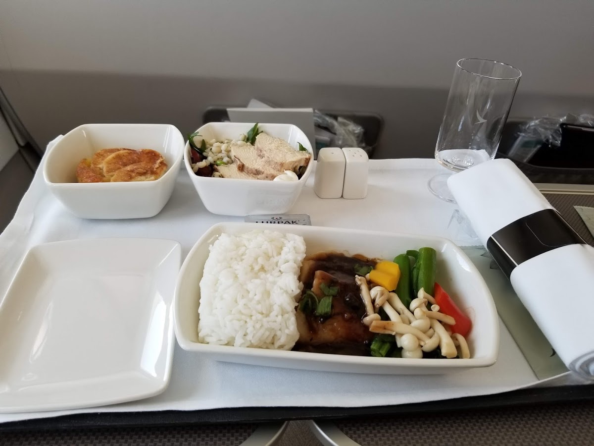 f:id:kktrparty:20190621010016j:plain キャセイドラゴン機内食